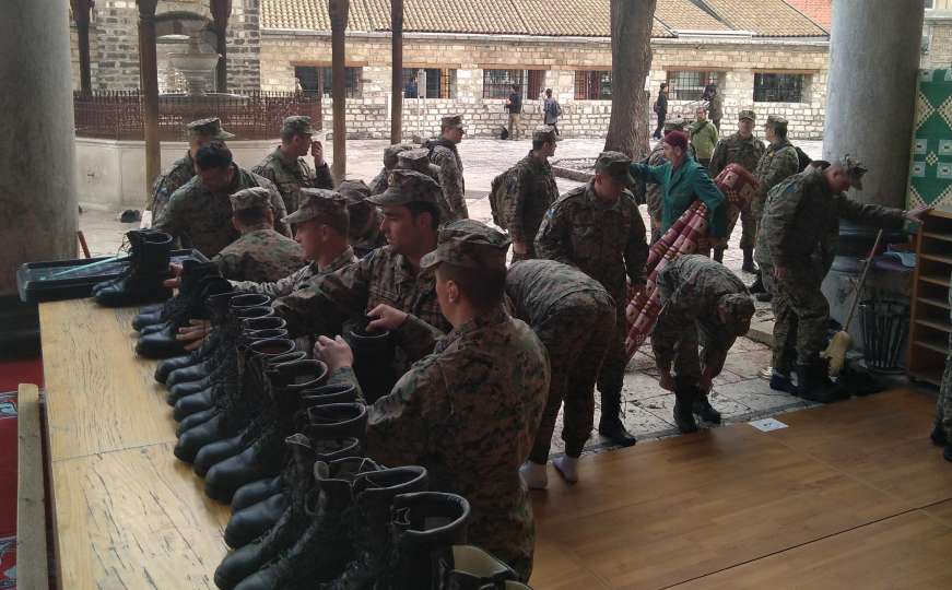 Vojnici OS BiH posjetili Begovu džamiju